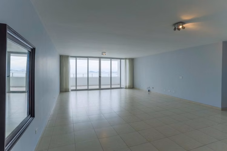 Venta de Apartamento en Avenida Balboa " Ganga"