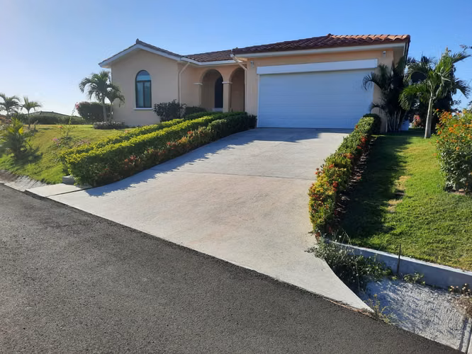 Moderna Casa con Amplio Patio en Hacienda Pacífica, Cerca de las Mejores Playas del Pacífico