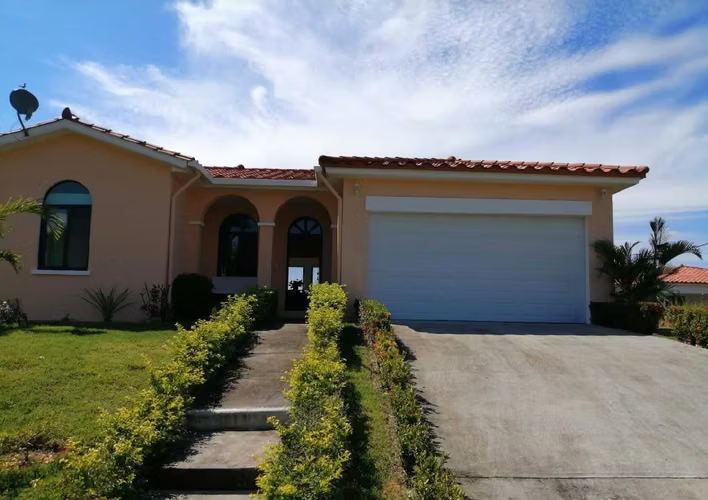 Moderna Casa con Amplio Patio en Hacienda Pacífica, Cerca de las Mejores Playas del Pacífico