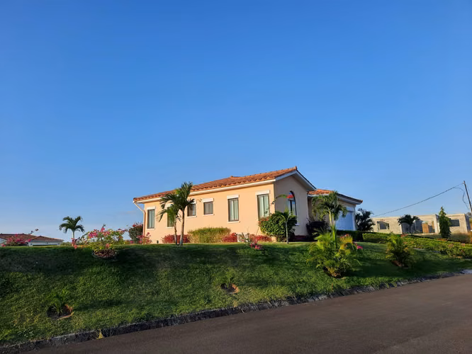 Moderna Casa con Amplio Patio en Hacienda Pacífica, Cerca de las Mejores Playas del Pacífico