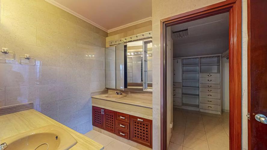 Venta de espacioso apartamento en Torre Cerromar – Bella Vista