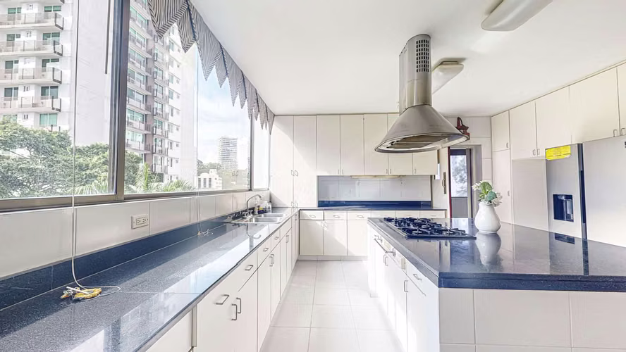 Venta de espacioso apartamento en Torre Cerromar – Bella Vista