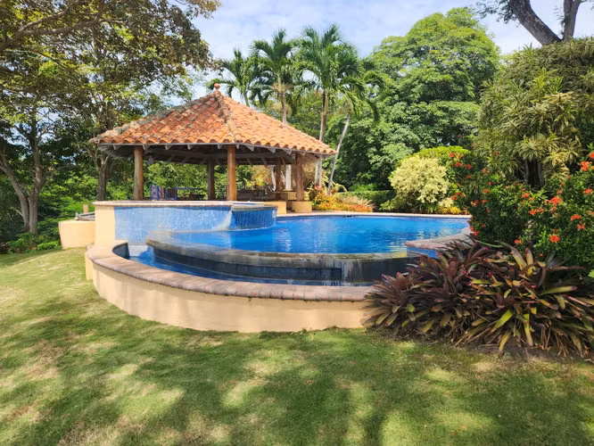 SE VENDE o ALQUILA HERMOSA CASA DE PLAYA EN CHUMICO REDONDO