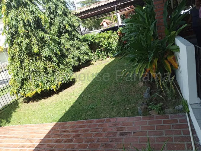 Venta de Casa con 559 m2 de Terreno en Miraflores, Betania 25-5424GG