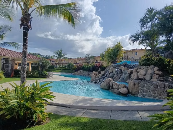 Dorado Springs, hermosa casa 3r 3.5b $370,000