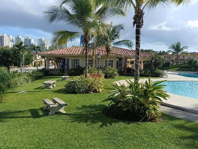 Dorado Springs, hermosa casa 3r 3.5b $370,000