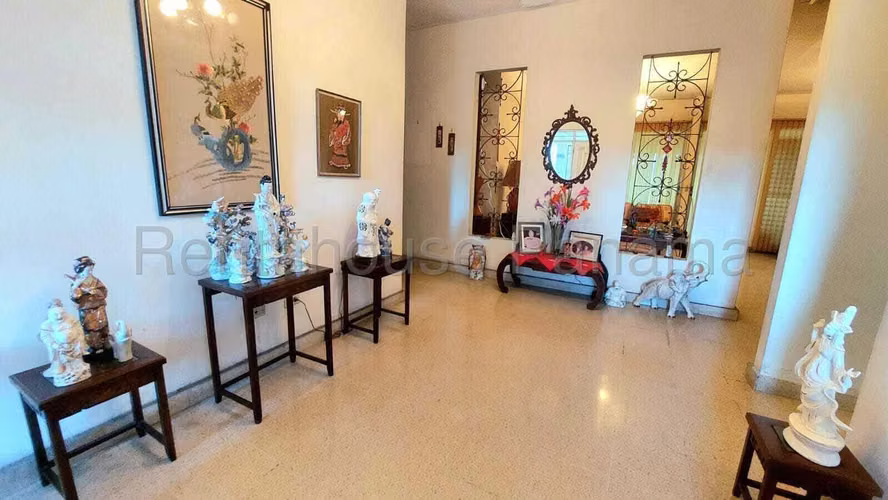 Venta de Casa con 1761 m2 de Terreno en Milla 8.1, Las Cumbres 25-5383GG