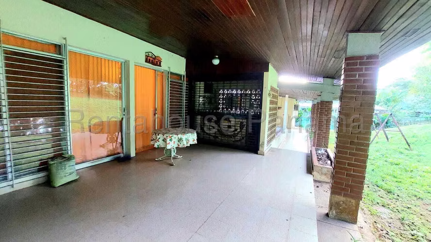 Venta de Casa con 1761 m2 de Terreno en Milla 8.1, Las Cumbres 25-5383GG