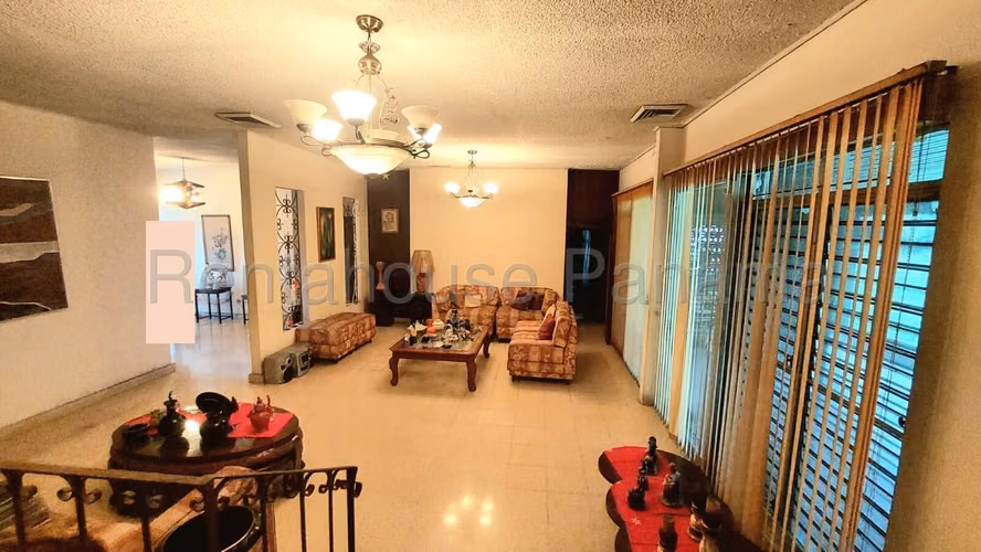 Venta de Casa con 1761 m2 de Terreno en Milla 8.1, Las Cumbres 25-5383GG