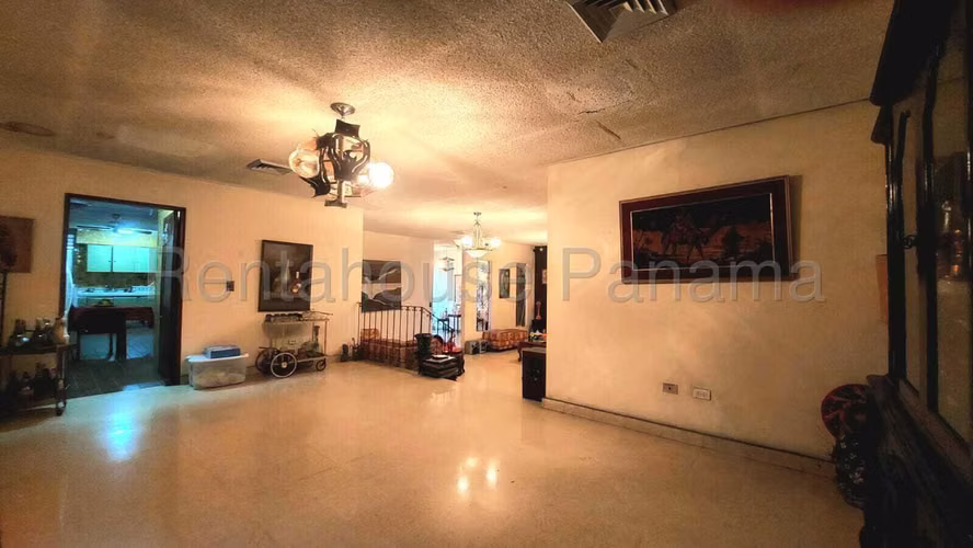 Venta de Casa con 1761 m2 de Terreno en Milla 8.1, Las Cumbres 25-5383GG