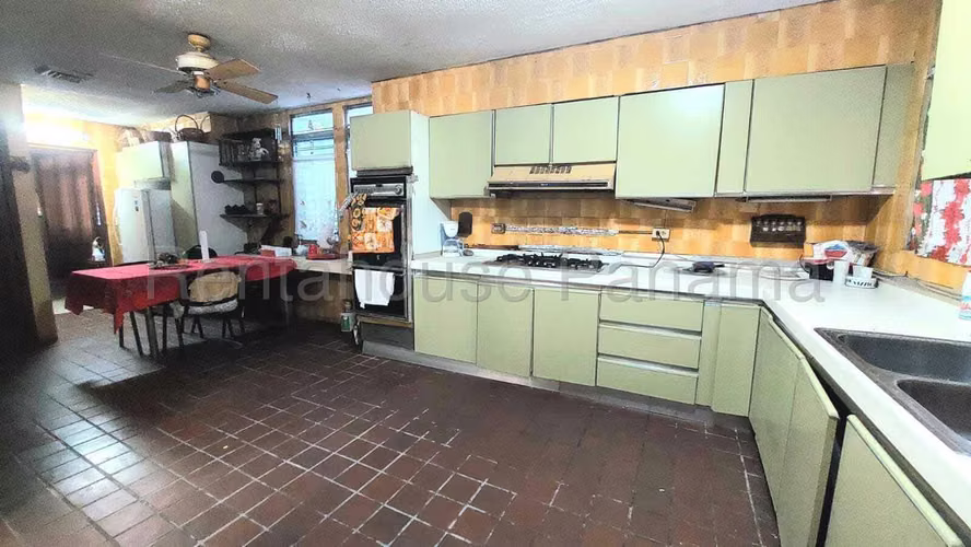 Venta de Casa con 1761 m2 de Terreno en Milla 8.1, Las Cumbres 25-5383GG