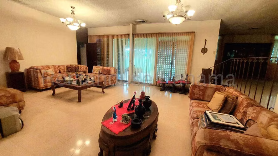 Venta de Casa con 1761 m2 de Terreno en Milla 8.1, Las Cumbres 25-5383GG