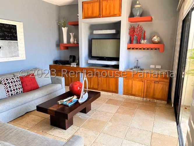 Venta de Casa Frente al Mar en Costa Esmeralda, San Carlos 24-9844GG