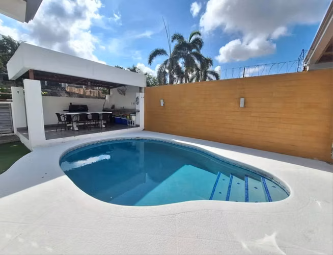 VENTA CASA MUY AMPLIA, 4 REC. MAS CUARTO Y BAÑO EMPLEADA