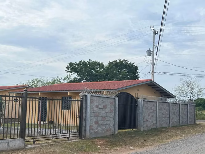 Se Vende Casa en Aguadulce 3 recamaras Barriada La Guadalupe