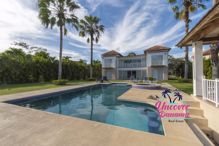 Elegant and unique 5 bedroom villa