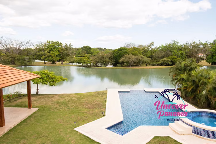 Se vende Amplia villa de lujo con impresionantes vistas al lago en Decameron
