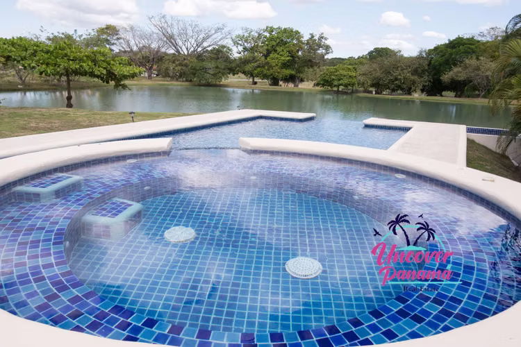 Se vende Amplia villa de lujo con impresionantes vistas al lago en Decameron