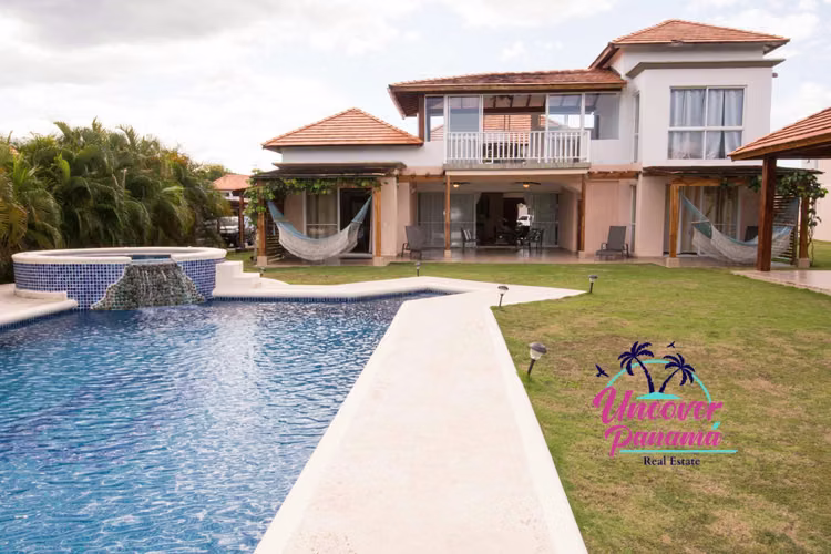 Se vende Amplia villa de lujo con impresionantes vistas al lago en Decameron