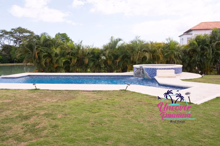 Se vende Amplia villa de lujo con impresionantes vistas al lago en Decameron