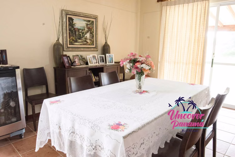 Se vende Majestuosa casa con hermosa vista de un lago pintoresco