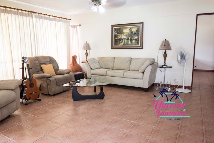 Se vende Majestuosa casa con hermosa vista de un lago pintoresco