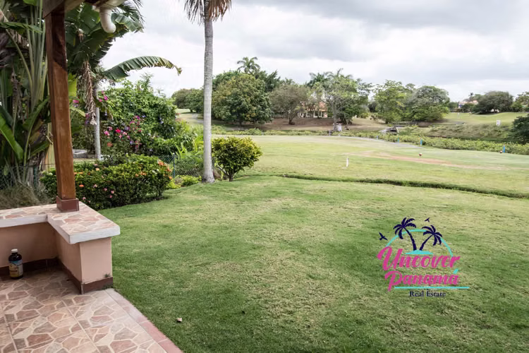 Se vende Majestuosa casa con hermosa vista de un lago pintoresco