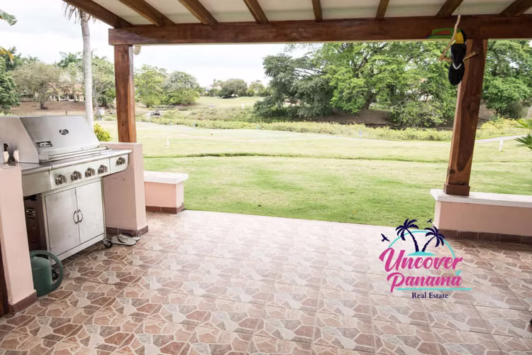 Se vende Majestuosa casa con hermosa vista de un lago pintoresco