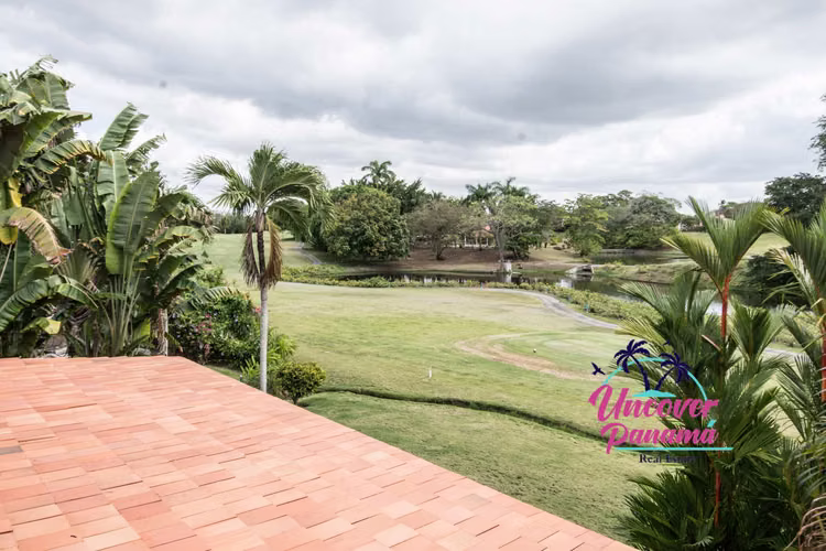 Se vende Majestuosa casa con hermosa vista de un lago pintoresco