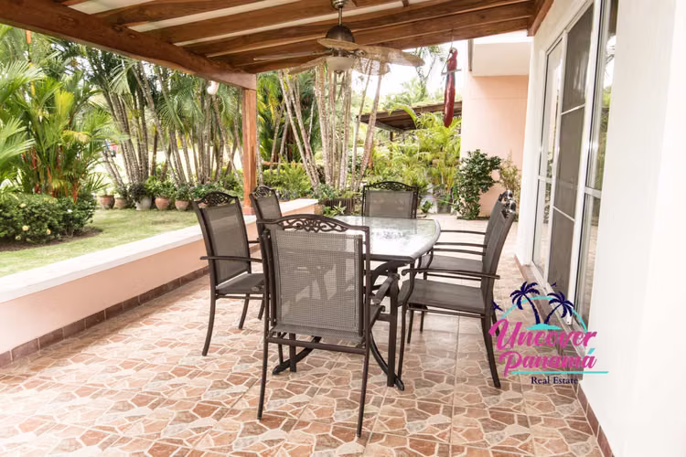 Se vende Majestuosa casa con hermosa vista de un lago pintoresco