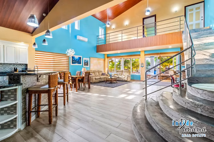 Casa de Lujo Frente al Mar en Playa La Barqueta Panamá