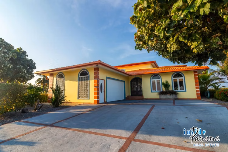 Casa de Lujo Frente al Mar en Playa La Barqueta Panamá