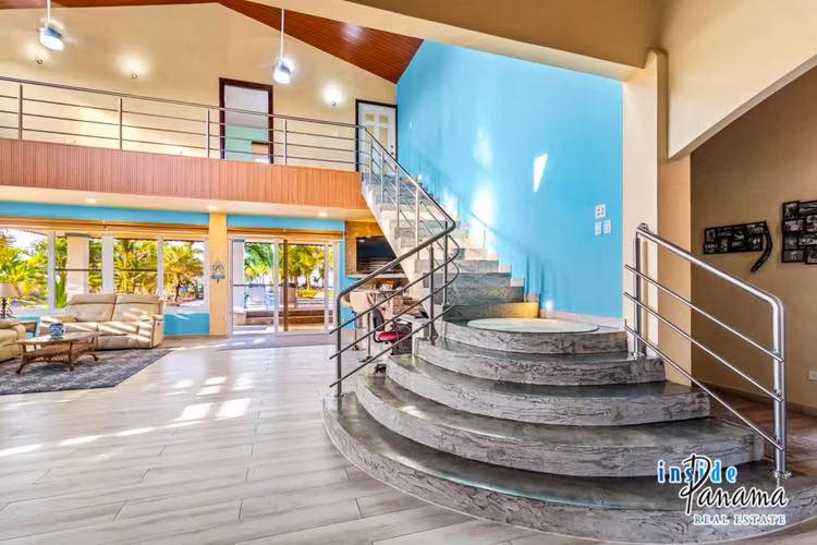 Casa de Lujo Frente al Mar en Playa La Barqueta Panamá