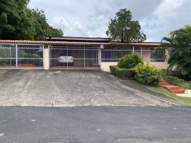 SE VENDE CASA EN MIRAFLORES DE 619 M2 SOBRE TERRENO DE 1090 M2