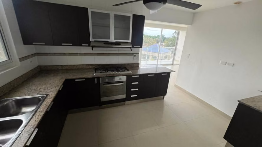 SE VENDE APARTAMENTO EN PH PINE HILLS EDIFICIO 2 – ALBROOK, CIUDAD DE PANAMÁ - Imagen 2
