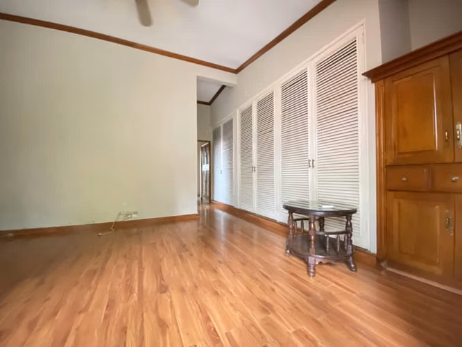 Edificio en venta en la Cresta, ideal para inversión, con 3 amplios apartamentos