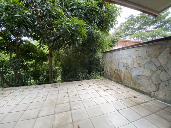 Edificio en venta en la Cresta, ideal para inversión, con 3 amplios apartamentos