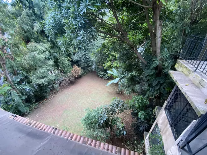 Edificio en venta en la Cresta, ideal para inversión, con 3 amplios apartamentos