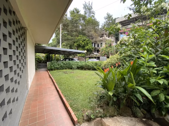 Edificio en venta en la Cresta, ideal para inversión, con 3 amplios apartamentos