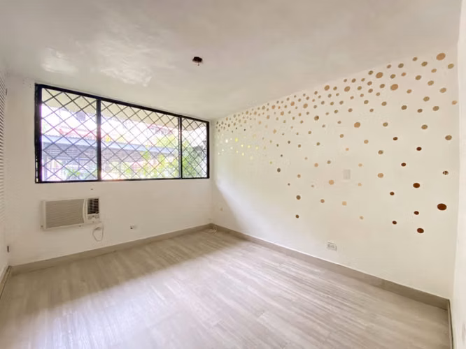 Edificio en venta en la Cresta, ideal para inversión, con 3 amplios apartamentos