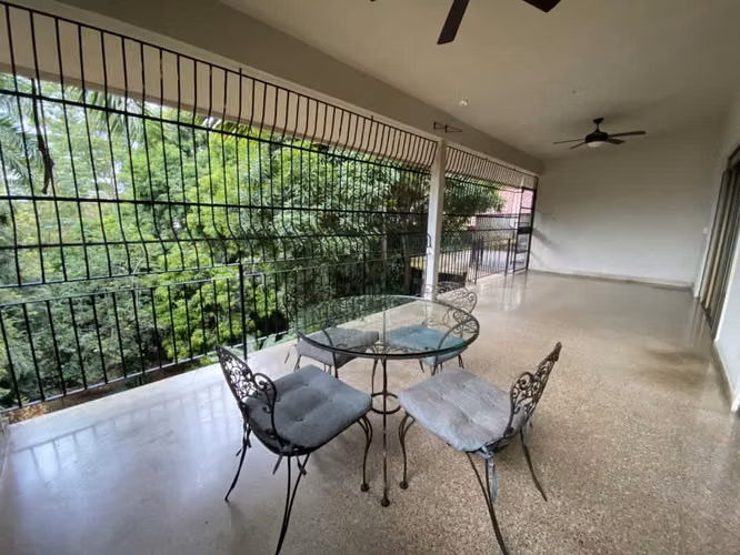 Edificio en venta en la Cresta, ideal para inversión, con 3 amplios apartamentos