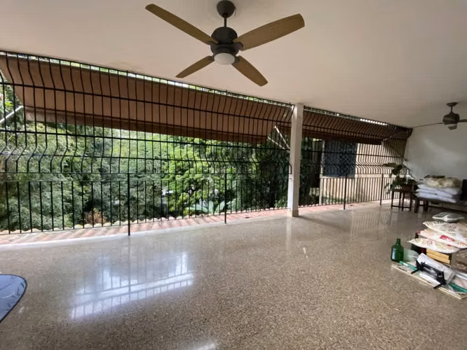 Edificio en venta en la Cresta, ideal para inversión, con 3 amplios apartamentos