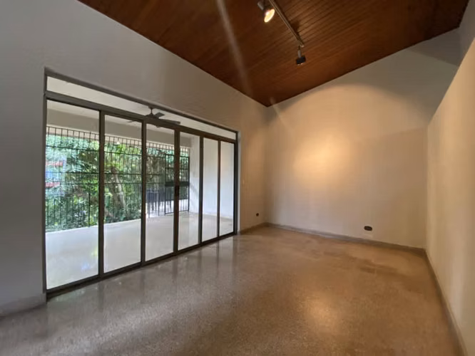 Edificio en venta en la Cresta, ideal para inversión, con 3 amplios apartamentos