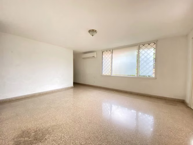 Edificio en venta en la Cresta, ideal para inversión, con 3 amplios apartamentos