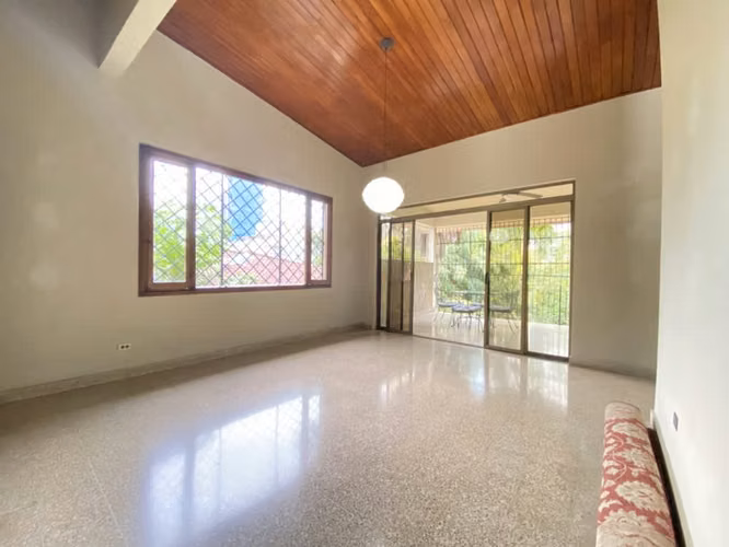 Edificio en venta en la Cresta, ideal para inversión, con 3 amplios apartamentos