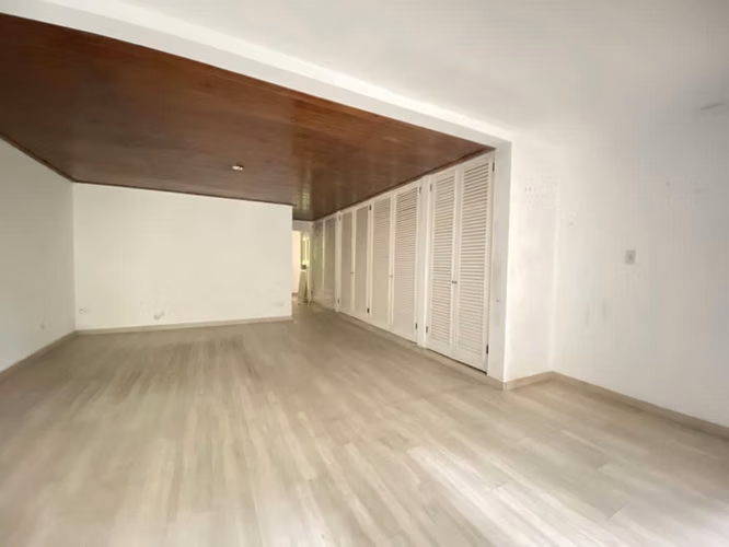 Edificio en venta en la Cresta, ideal para inversión, con 3 amplios apartamentos