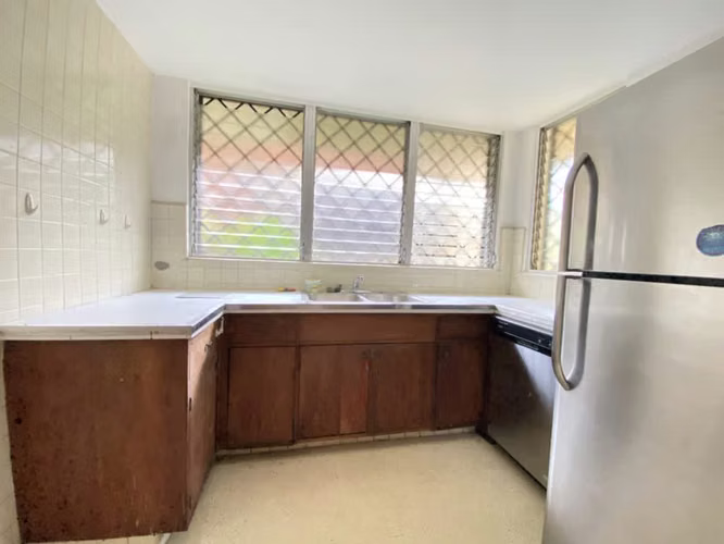 Edificio en venta en la Cresta, ideal para inversión, con 3 amplios apartamentos