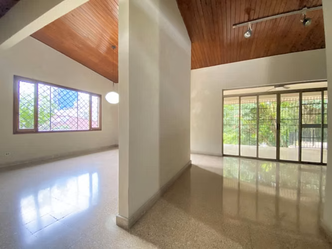 Edificio en venta en la Cresta, ideal para inversión, con 3 amplios apartamentos