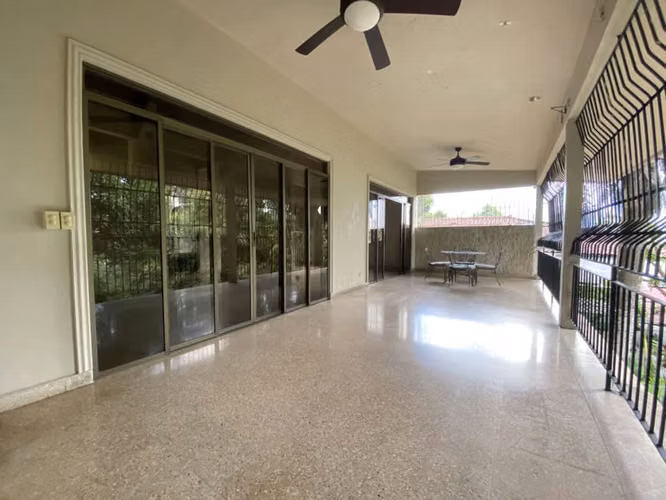 Edificio en venta en la Cresta, ideal para inversión, con 3 amplios apartamentos
