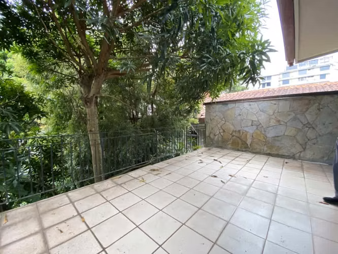 Edificio en venta en la Cresta, ideal para inversión, con 3 amplios apartamentos